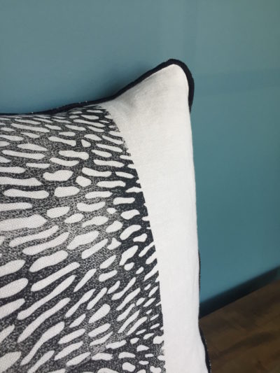 Coussin à bourdon motif Corail noir, imprimé à la main dans notre atelier Inkrée à Saint Martin de Ré.