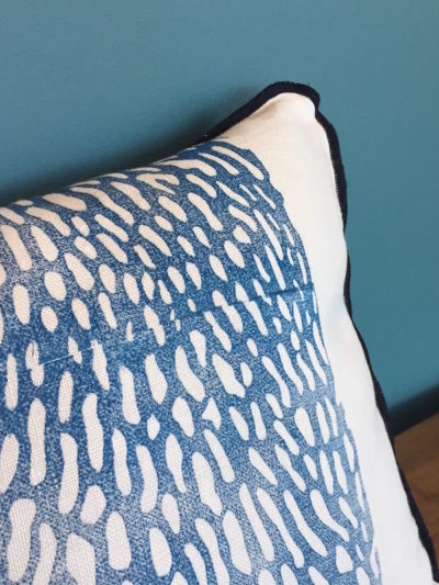 Coussin long à bourdon motif Corail bleu, imprimé à la main dans notre atelier Inkrée à Saint Martin de Ré.