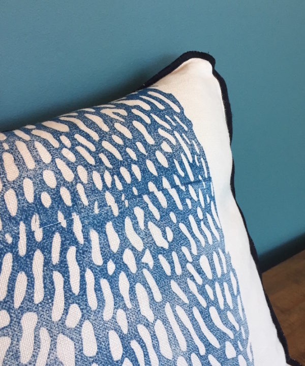 Coussin long à bourdon motif Corail bleu, imprimé à la main dans notre atelier Inkrée à Saint Martin de Ré.