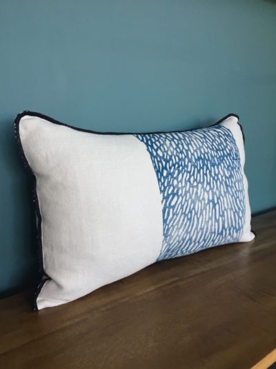 Coussin long à bourdon motif Corail bleu, imprimé à la main dans notre atelier Inkrée à Saint Martin de Ré.