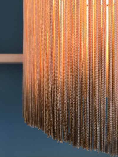 Abat jour lampadaire franges longues en degradé châtaigne éclairé, fabriqué à Saint Martin de Ré par Inkrée