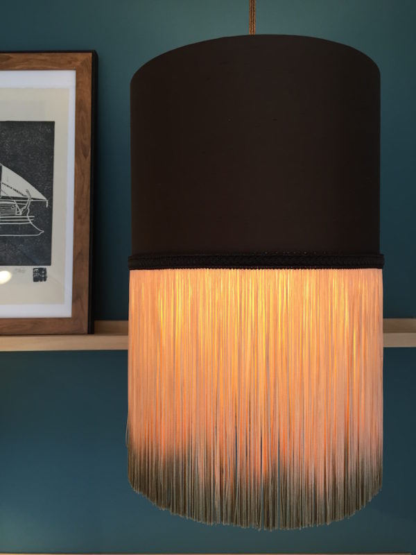 Abat jour suspension franges longues en degradé châtaigne éclairé, fabriqué à Saint Martin de Ré par Inkrée