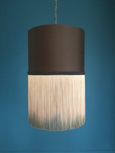 Abat jour lampadaire franges longues en degradé châtaigne éclairé, fabriqué à Saint Martin de Ré par Inkrée