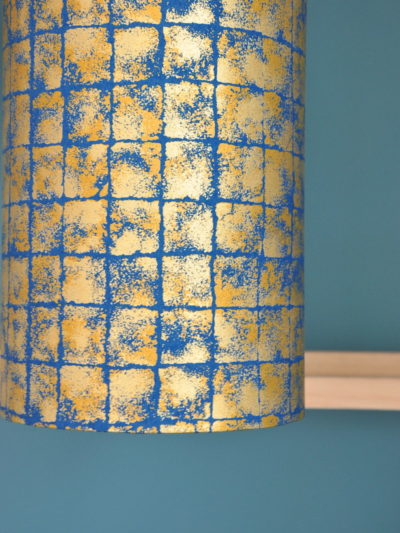 Abat-jour suspension cylindrique en papier japonais feuille d'or azurite, fabriqué sur saint martin de Ré par Inkrée.