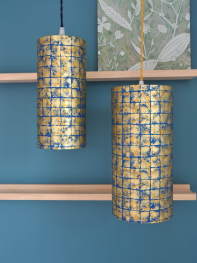 Abat-jour suspension cylindrique en papier japonais feuille d'or azurite, fabriqué sur saint martin de Ré par Inkrée.