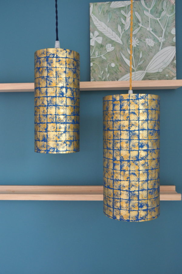 Abat-jour suspension cylindrique en papier japonais feuille d'or azurite, fabriqué sur saint martin de Ré par Inkrée.