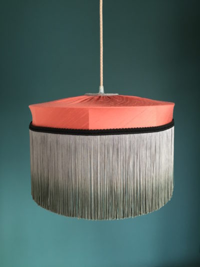 Abat-jour suspensions plissés en soie sauvage Hibiscus à franges longues ombrés, par Inkrée sur Saint-Martin-de-Ré