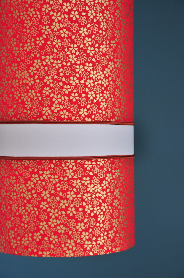 Abat-jour Cylindrique Sakura zoom inkree Abat-jour en papier japonais motif Sakura doré, création Inkrée.