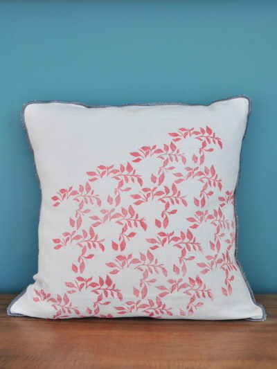 Coussin en lin lavé imprimé à la main au bloc motif Brise, création originale d'Inkrée.