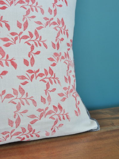 Coussin en lin lavé imprimé à la main au bloc motif Brise, création originale d'Inkrée.