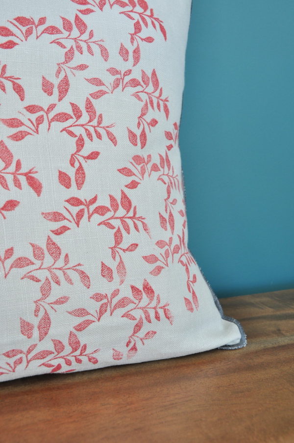 Coussin en lin lavé imprimé à la main au bloc motif Brise, création originale d'Inkrée.