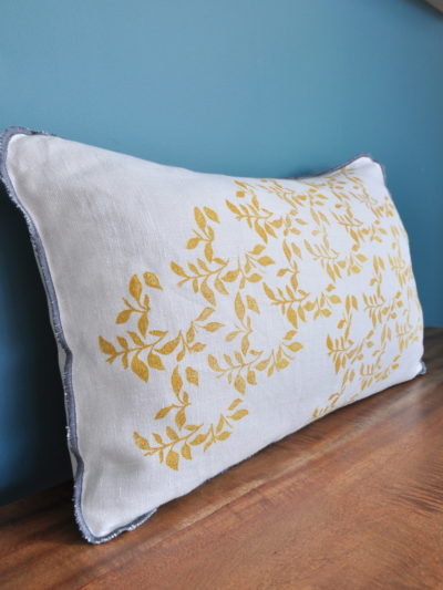 Coussin en lin lavé imprimé à la main au bloc motif Brise, création originale d'Inkrée.