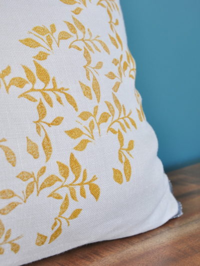 Coussin en lin lavé imprimé à la main au bloc motif Brise, création originale d'Inkrée.