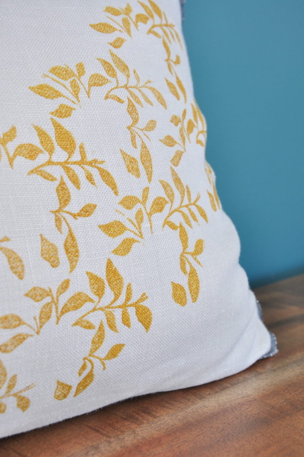 Coussin en lin lavé imprimé à la main au bloc motif Brise, création originale d'Inkrée.