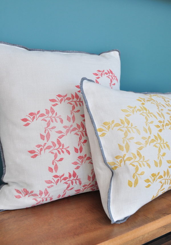 Coussin en lin lavé imprimé à la main au bloc motif Brise, création originale d'Inkrée.