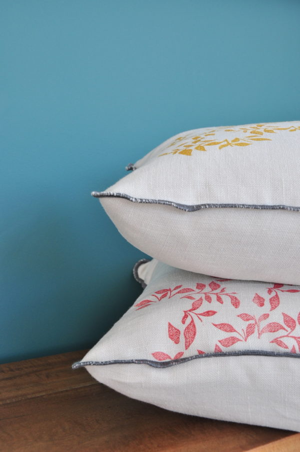 Coussin en lin lavé imprimé à la main au bloc motif Brise, création originale d'Inkrée.