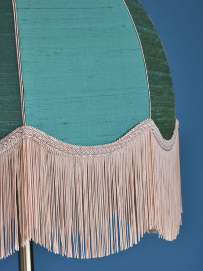 Abat jour dôme à feston en dupion de soie couleur vert velouté, agrémenté de galons et franges, abat-jour sur-mesure par Inkrée.