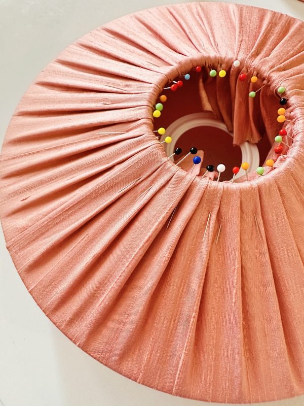 Abat-jour Dôme droit détail Atelier Inkrée Abat-jour dome droit rose cousu main, création sur-mesure par Atelier Inkrée