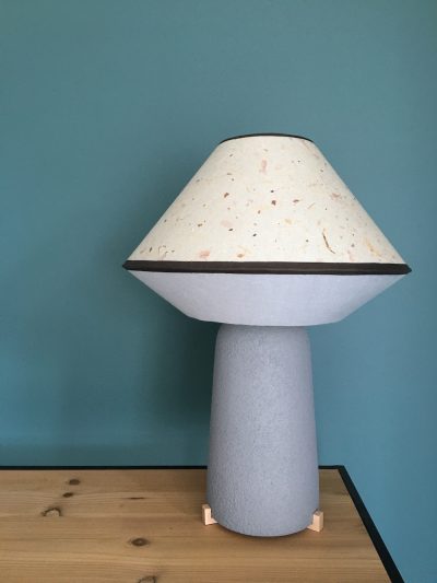 Lampe en feuille de jasmin et lin lavé fabriqué en france, fabriqué à la main sur l'ile de ré par l'atelier Inkrée